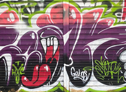 Unser Graffiti Workshop/Kurs in Stuttgart ist ein kreatives Erlebnis im Team Ein Graffiti Workshop in Stuttgart ist mehr als nur Farbe auf einer Wand. Du tauchst Schritt für Schritt in die Welt der Urban Art ein und lernst von professionellen Künstlern, wie aus einer Idee ein beeindruckendes Piece wird. Ob auf einer großen Wand, einer Leinwand oder deiner ganz eigenen Seite im Skizzenbuch – hier kannst du deine eigene Kunst entwickeln. Unsere erfahrenen Künstler zeigen dir alle Details rund um Spray-Technik, Formen, Farben und Komposition. Vom ersten Strich bis zum finalen Feinschliff begleiten wir dich professionell durch jeden Schritt. Das Event eignet sich perfekt für Teams, Gruppen oder Einzelpersonen, die gemeinsam kreativ werden möchten. In einer offenen und inspirierenden Atmosphäre gestalten wir zusammen einzigartige Street Art und machen Graffiti in Stuttgart zu einem besonderen Erlebnis. Lass dich von der urbanen Kunst begeistern und entdecke im Kurs die vielfältigen Inhalte unserer Workshops: kreative Grundlagen, praktische Übungen, gemeinsames Malen und die Umsetzung eines eigenen Motivs. Graffiti ist mehr als nur Street-Art – es ist Ausdruck, Leidenschaft und ein echtes Kunst-Erlebnis. Werde Teil unseres kreativen Teams und gestalte dein persönliches Urban Art Projekt in Stuttgart! Termine gehen 2,5 Stunden mit kurzer Pause und Snacks zum Essen+Getränke, Preis: 100 Euro Wichtig: Dosen zum Sprühen werden separat berechnet oder ihr bringt eure Lieblingsfarben mit.