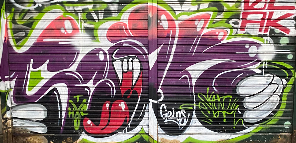 Unser Graffiti Workshop/Kurs in Stuttgart ist ein kreatives Erlebnis im Team Ein Graffiti Workshop in Stuttgart ist mehr als nur Farbe auf einer Wand. Du tauchst Schritt für Schritt in die Welt der Urban Art ein und lernst von professionellen Künstlern, wie aus einer Idee ein beeindruckendes Piece wird. Ob auf einer großen Wand, einer Leinwand oder deiner ganz eigenen Seite im Skizzenbuch – hier kannst du deine eigene Kunst entwickeln. Unsere erfahrenen Künstler zeigen dir alle Details rund um Spray-Technik, Formen, Farben und Komposition. Vom ersten Strich bis zum finalen Feinschliff begleiten wir dich professionell durch jeden Schritt. Das Event eignet sich perfekt für Teams, Gruppen oder Einzelpersonen, die gemeinsam kreativ werden möchten. In einer offenen und inspirierenden Atmosphäre gestalten wir zusammen einzigartige Street Art und machen Graffiti in Stuttgart zu einem besonderen Erlebnis. Lass dich von der urbanen Kunst begeistern und entdecke im Kurs die vielfältigen Inhalte unserer Workshops: kreative Grundlagen, praktische Übungen, gemeinsames Malen und die Umsetzung eines eigenen Motivs. Graffiti ist mehr als nur Street-Art – es ist Ausdruck, Leidenschaft und ein echtes Kunst-Erlebnis. Werde Teil unseres kreativen Teams und gestalte dein persönliches Urban Art Projekt in Stuttgart! Termine gehen 2,5 Stunden mit kurzer Pause und Snacks zum Essen+Getränke, Preis: 100 Euro Wichtig: Dosen zum Sprühen werden separat berechnet oder ihr bringt eure Lieblingsfarben mit.