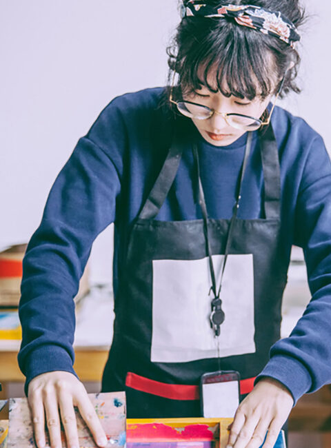 Lerne Siebdruck-Basics In diesem Siebdruckworkshop kannst eigene Motive realisieren. Hierfür stehen dir alle unsere Siebdruckschablonen zu Verfügung. Wir geben zu Beginn eine Druckeinführung und helfen dir danach bei Gestaltungs- und Umsetzungsfragen weiter. Was du mit nach Hause nimmst 1x Textil (Beispiel: Baumwollbeutel, Turnbeutel T-Shirt, Hoodie...) + 2 DIN-A5 Papierkarten bekommst du von uns zum Bedrucken. WIE DU DICH VORBEREITEST: Bringe unbedingt eigene Textilien (T-Shirts, Geschirrhandtücher etc.) und Papeterien zum Bedrucken mit oder frag uns , was wir gegen gebühr da haben ab 10 Jahren.