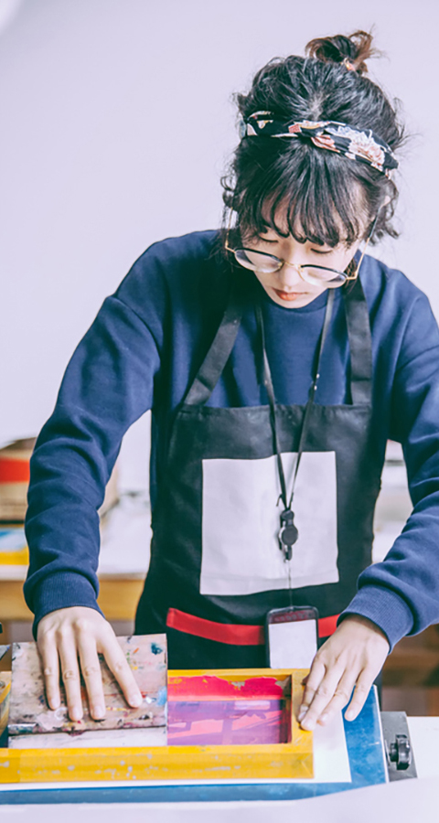 Lerne Siebdruck-Basics In diesem Siebdruckworkshop kannst eigene Motive realisieren. Hierfür stehen dir alle unsere Siebdruckschablonen zu Verfügung. Wir geben zu Beginn eine Druckeinführung und helfen dir danach bei Gestaltungs- und Umsetzungsfragen weiter. Was du mit nach Hause nimmst 1x Textil (Beispiel: Baumwollbeutel, Turnbeutel T-Shirt, Hoodie...) + 2 DIN-A5 Papierkarten bekommst du von uns zum Bedrucken. WIE DU DICH VORBEREITEST: Bringe unbedingt eigene Textilien (T-Shirts, Geschirrhandtücher etc.) und Papeterien zum Bedrucken mit oder frag uns , was wir gegen gebühr da haben ab 10 Jahren.