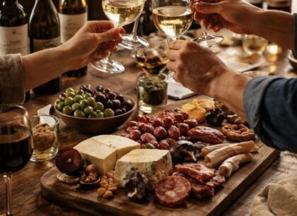 Das Event mit Wein & Vinyl: Erleben Sie exklusive Weintastings in Stuttgart und entdecken Sie die Welt von Wein & Vinyl neu.  Im März 2026 lädt die Macherei zu besonderen Events ein, bei denen Genuss, Wissen und Atmosphäre perfekt miteinander verschmelzen. Unser DJ legt mit Schallplatten auf und schafft eine entspannte Atmosphäre. Eine sorgfältige Auswahl erlesener Weine aus verschiedenen Regionen Spannende Einblicke in Herkunft, Ausbau und Stilrichtung Fachkundige Moderation mit unterhaltsamem Inhalt Eine stilvolle Location im Stuttgarter Westen Einen genussvollen Abend in exklusiver Runde mit schwäbischem Vesper Vergleich unterschiedlicher Rebsorten und Ausbaustile Sensorik-Training für Nase und Gaumen Ob Einsteiger oder Kenner – diese Weinprobe ist die perfekte Gelegenheit, Ihren Weinhorizont zu erweitern. Termin & Ablauf 📅 Termin: März 2026 📍 Ort: Die Macherei, Stuttgart 🕖 Uhrzeit: ab 19:00 Uhr ⏳ Dauer: ca. 2–3 Stunden Jeder Tag im März bietet eine neue Gelegenheit, besondere Wine-Momente zu erleben. Die genauen Termine und verfügbaren Plätze finden Sie in unserer Eventübersicht. Neue Tastings 2026 Für 2026 planen wir neue Formate und Themenabende: Internationale Wine-Specials Regionale Winzerabende Premium-Weinproben Themenbezogene Tastings im März Die Macherei in Stuttgart entwickelt kontinuierlich neue Event-Konzepte rund um Wein und Genuss. Jetzt Termin sichern Die Nachfrage für unsere Weinprobe im März 2026 in Stuttgart ist hoch. Sichern Sie sich frühzeitig Ihren Platz für dieses besondere Abend-Event. Erleben Sie Wein, entdecken Sie besondere Weine und genießen Sie ein exklusives Tasting in Stuttgart 2026. 🍷