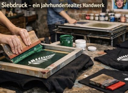 Siebdruck Workshop in Stuttgart – kreativ drucken in der DIY-Werkstatt: Bedrucke mit Deinen Motiven Taschen, Tücher, Hoodies, Shirts, Pullis, Poster, Karten etc. Erlebe Siebdruck in unserem Workshop in Stuttgart-West. Inhalte: In diesem Kurs bekommst du eine Einführung in Technik, Siebe, Schablonen und Print, lernst deine eigenen Motive und Designs auf Papier (Kunst-Drucke) und Textil zu drucken. Im Atelier-Werkstatthaus sind vorhanden: Siebe in verschiedenen Formaten, Farben, Textilien (Auswahl an Shirts, Hoodies, Taschen) gegen Gebühr, Material wie Papier, Stifte etc. – ideal für Einsteiger und Kreative. Ziel: Angeleitet durch Fachpersonal frei drucken, was du möchtest. Wähle dein Motiv, dein Format und deine Farben aus und gestalte eigene Drucke in kurzer Zeit gemeinsam mit anderen. Unsere Veranstaltungen und Kurse bieten dir Wissen, Praxis und kreative Art an einem Tag. Termine gehen 2,5 Stunden mit kurzer Pause und Snacks zum Essen, Preis: 100 Euro, Uhrzeit und Hinweise erhältst du per Mail – Open für alle, die neue Kenntnisse im Druck sammeln wollen (Erwachsene und Kinder). Materialien zum mitbringen: eigene Textilien oder spezielle Papiere, die ihr bedrucken wollt. Wichtig: 1 Sieb = 1 Farbe = wir drucken einfarbig, maximal 2farbig, da in 2,5 h nicht mehr Zeit zur Verfügung steht.