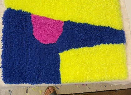Tufting in Stuttgart: Kreativ-Workshop für moderne Teppichkunst Kreativ Workshops in Stuttgart bieten die perfekte Gelegenheit, traditionelle Handwerkstechniken neu zu entdecken. Eine besonders kreative und trendige Technik ist das Tufting. Dabei entstehen individuelle Teppiche, Wandbehänge und textile Kunstwerke, die durch Farben, Formen und persönliche Designs zu echten Unikaten werden.