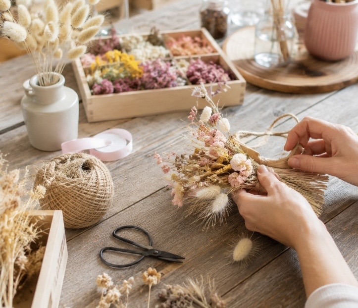 DIY (Do it yourself) ist längst mehr als ein kurzlebiger Trend. Immer mehr Menschen entdecken die Freude daran, individuelle Dekorationen, Möbel, Geschenke oder Wohnaccessoires selbst zu gestalten. Dabei stehen Nachhaltigkeit, Kreativität und Persönlichkeit im Mittelpunkt. Wer auf der Suche nach Inspiration, hochwertigen Materialien und kreativen Workshops ist, findet in Die Macherei Stuttgart den idealen Ort für moderne DIY-Projekte.